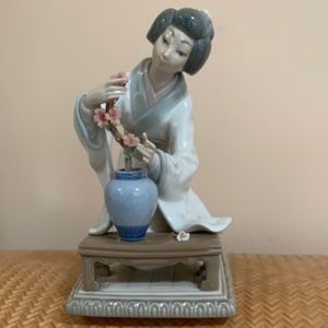 LLADRO “FLOWER ARRANGER” #4840